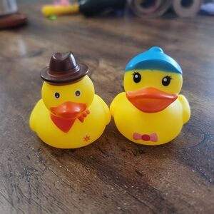2 Rubber Ducks